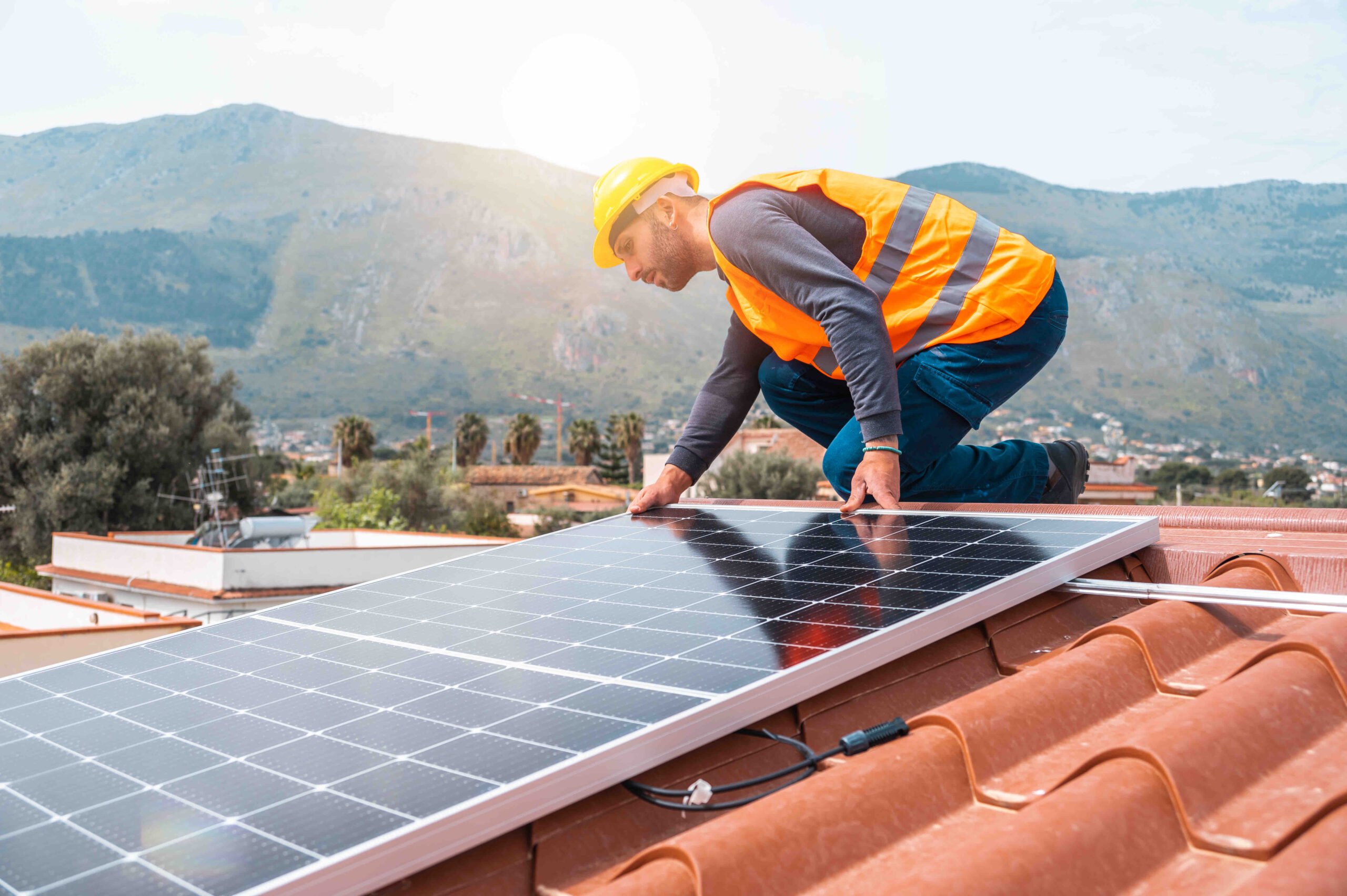 travailleurs-assemblent-systeme-energetique-panneau-solaire-pour-electricite-scaled Simulateur solaire personnalisé |  Estimez votre projet photovoltaïque