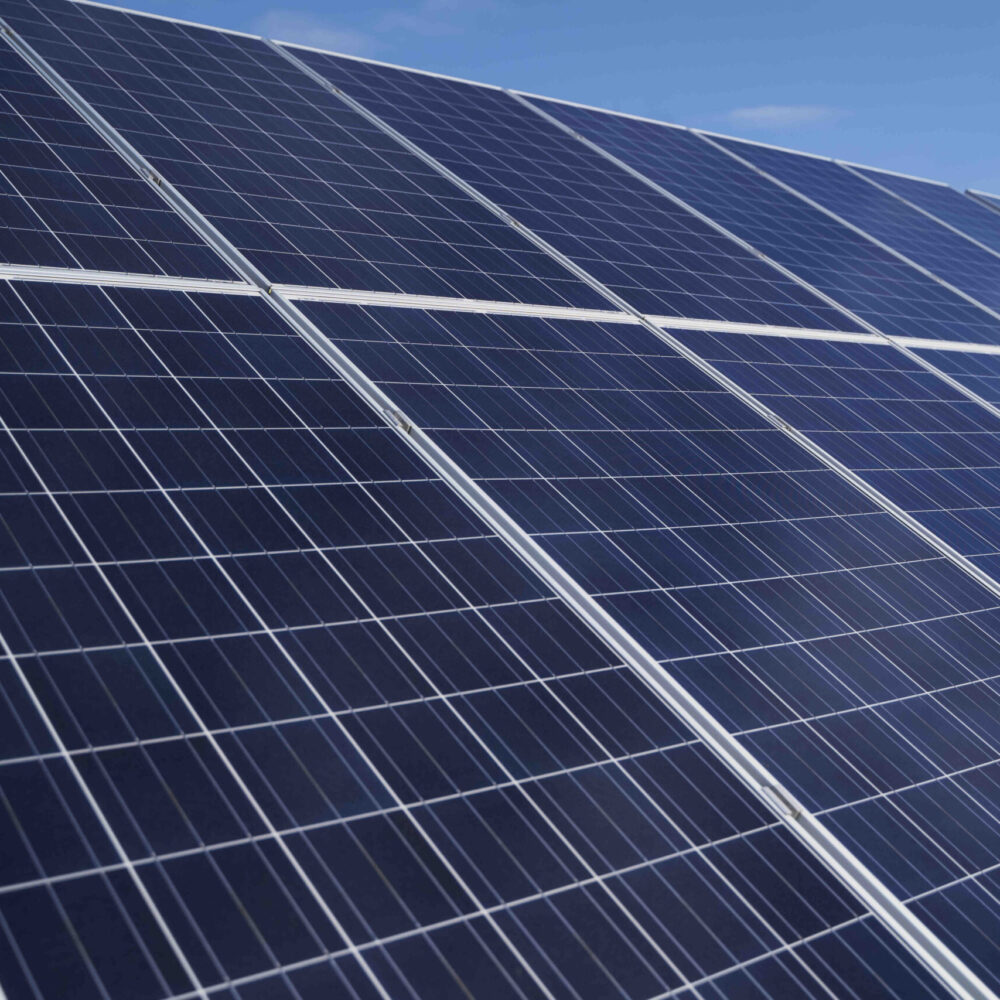 low-angle-solar-pannels-arrangement-scaled-1000x1000 Simulateur solaire personnalisé |  Estimez votre projet photovoltaïque